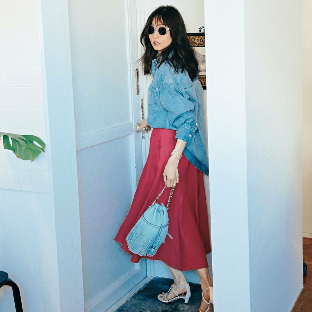 4月25日(日)、⁠⁠
フェミニンな印象が強い「ピンクのフレアスカート」は、⁠⁠
デニムシャツに合わせると大人顔に。⁠⁠
⁠⁠
フロントだけインした、ラフな着こ