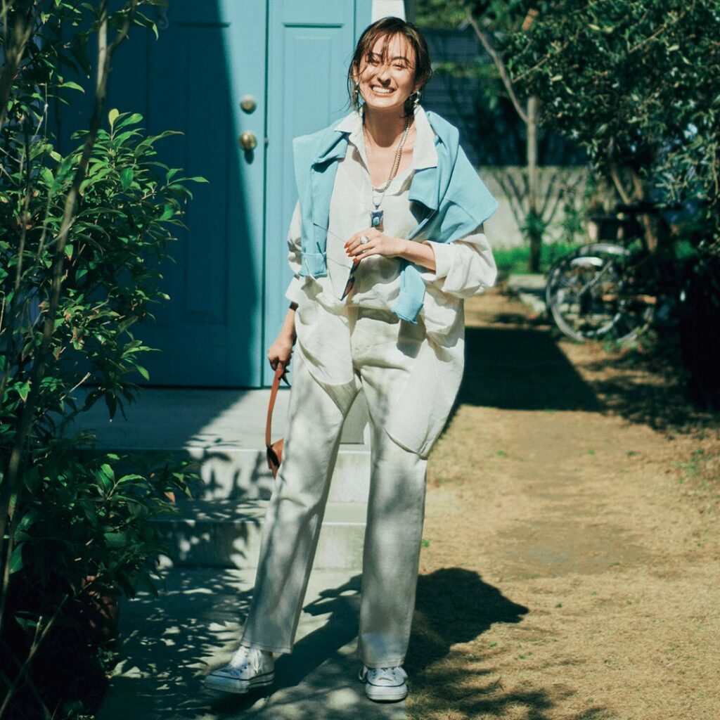 4月23日(金)、⁠⁠
メンズライクな「ビッグシャツ」は、⁠⁠
デコルテをしっかりと見せた着こなしで抜け感をプラス。⁠⁠
⁠⁠
シャツと同色のエクリュデニムに白