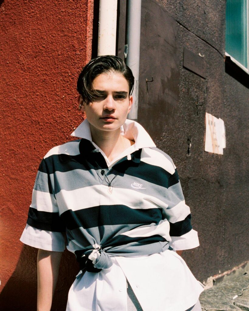 【メンズウエアを着る楽しみ。】⠀
少年性を宿す、ベーシックなボーダーポロを白シャツとレイヤードして。裾を無造作に縛って、シルエットにひねりを加えて。⠀
⠀
ph