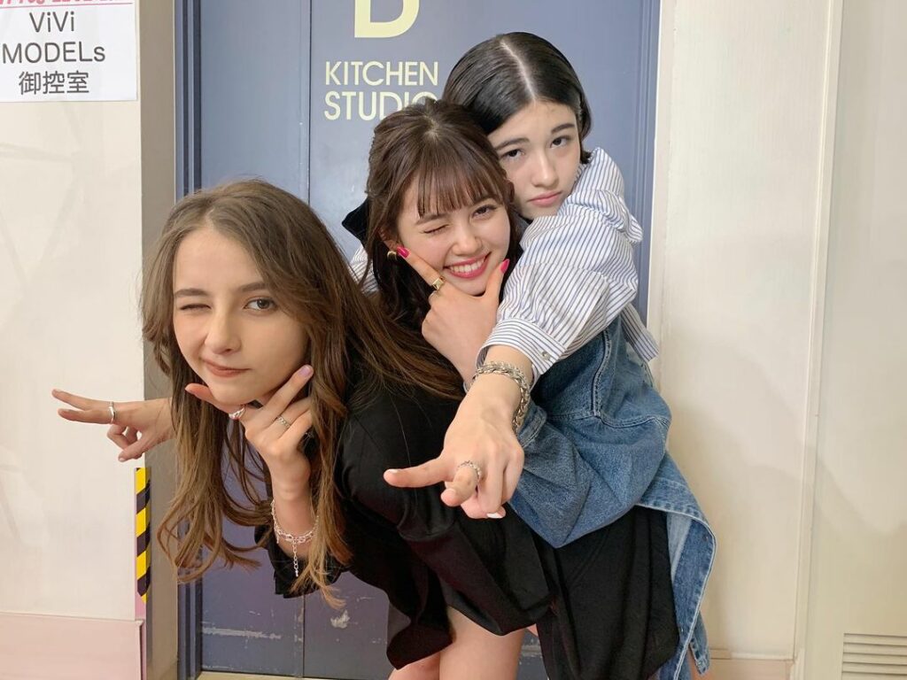 ViVi Fes LIVE、17時半から
スタートです
今まさにリハ中のViViモデルの
オフショットをお届け
ViViのYouTubeでお待ちしてます！
16