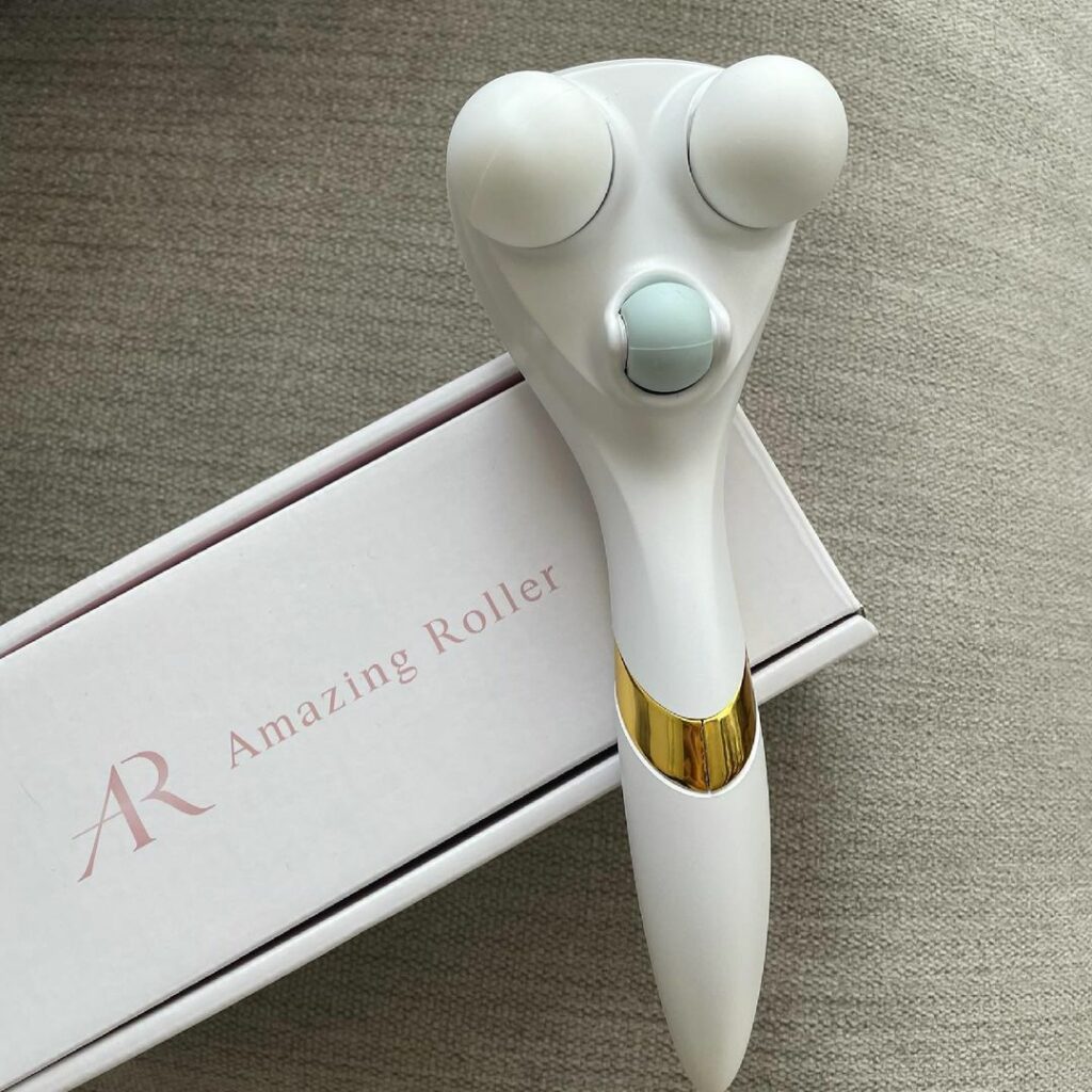 つい2か月ほど前のことなのですが、鏡に映った自分の顔のもっさり具合に愕然……。まずは自力でできることから、と写真のこのローラーで顔をコロコロしています。マリソル つい2か月ほど前のことなのですが、鏡に映った自分の顔のもっさり具合に愕然……。まずは自力でできることから、と写真のこのローラーで顔をコロコロしています。マリソル