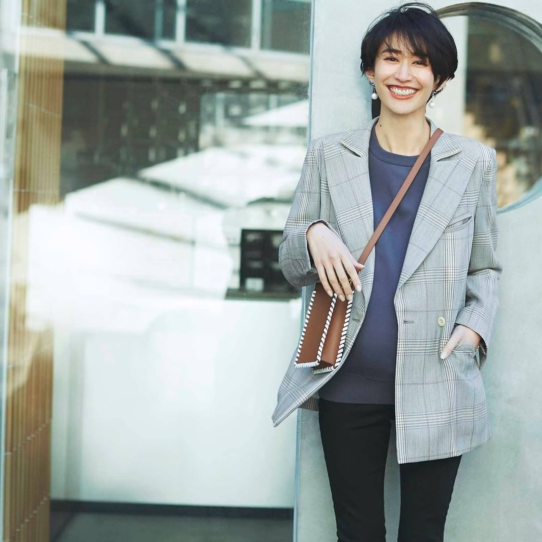 4月24日 土 お手本は海外のオシャレママ ポッコリおなかをダボっとした服で隠さずに あえてタイトなインナーと シャープなジャケットでコーデをすれば スッ Magmoe