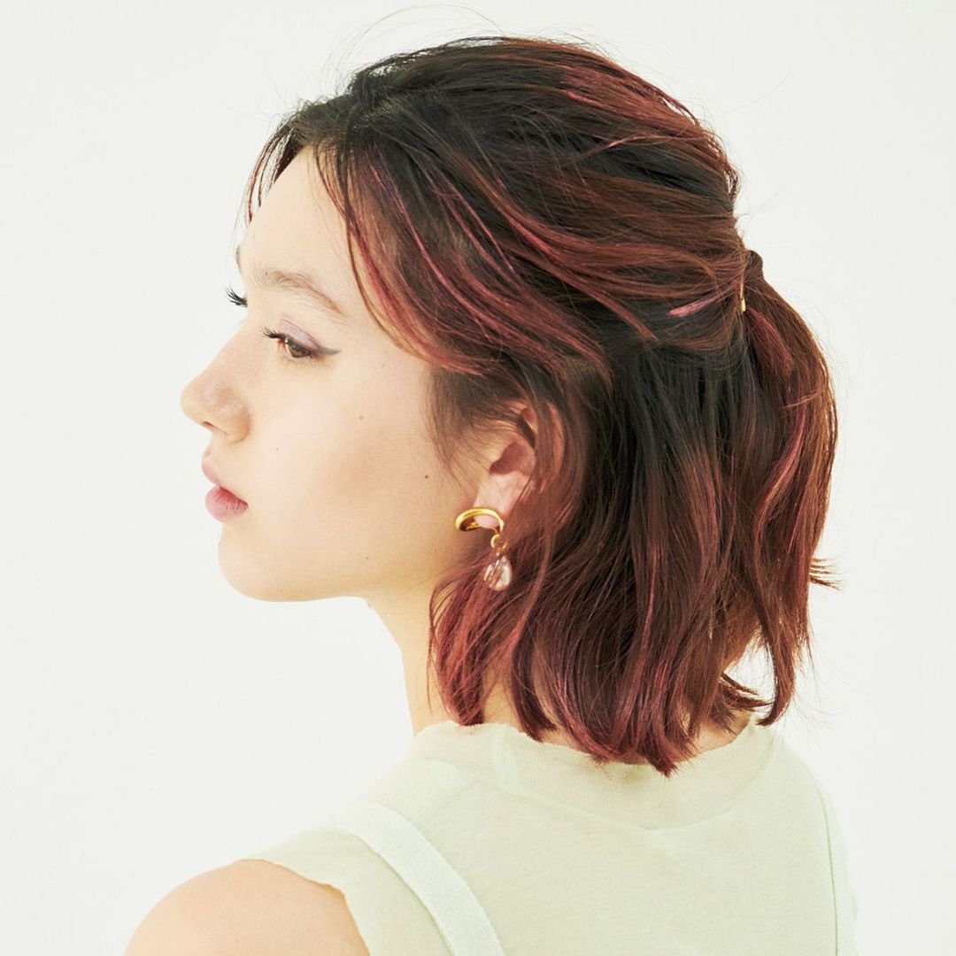 Ginza5月号発売中 シャンプーで簡単に落とせる今どきのお手軽ヘアカラーをご紹介 ピンクヘアにアイラインをきかせて こんなスモーキー発色のピンクのヘアワ Magmoe Ginza5月号発売中 シャンプーで簡単に落とせる今どきのお手軽ヘアカラーをご紹介 ピンクヘアにアイラインをきかせて こんなスモーキー発色のピンクのヘアワ Magmoe