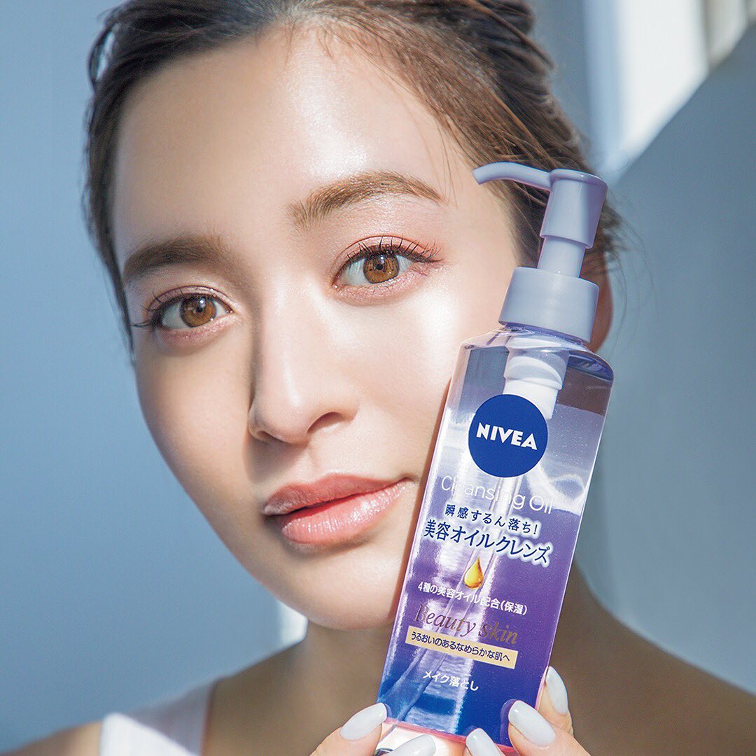 アイメイクも毛穴汚れも瞬感するん落ち ニベアの美容オイルクレンズ新発売 メイク落とし と美肌の関係について 美容家の神崎恵さんと モデルの野崎萌 Magmoe アイメイクも毛穴汚れも瞬感するん落ち ニベアの美容オイルクレンズ新発売 メイク落とし と美肌の関係について 美容家の神崎恵さんと モデルの野崎萌 Magmoe