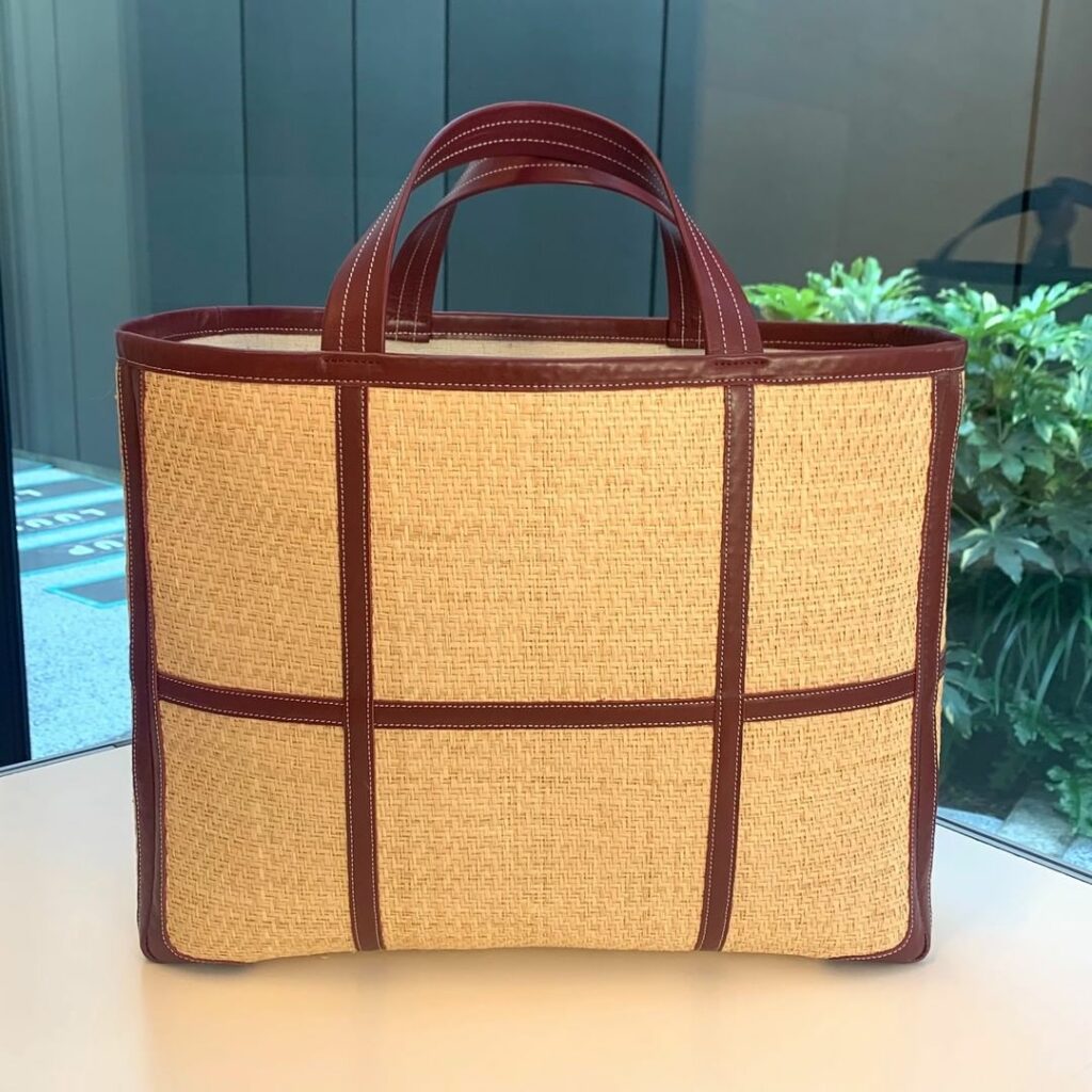 ラフィアとレザーをドッキング。夏らしい軽やかさと上品さを兼ね備えるトートバッグです。中には布の巾着がセットされているため、荷物をしっかり守ってくれるのも嬉しいポ