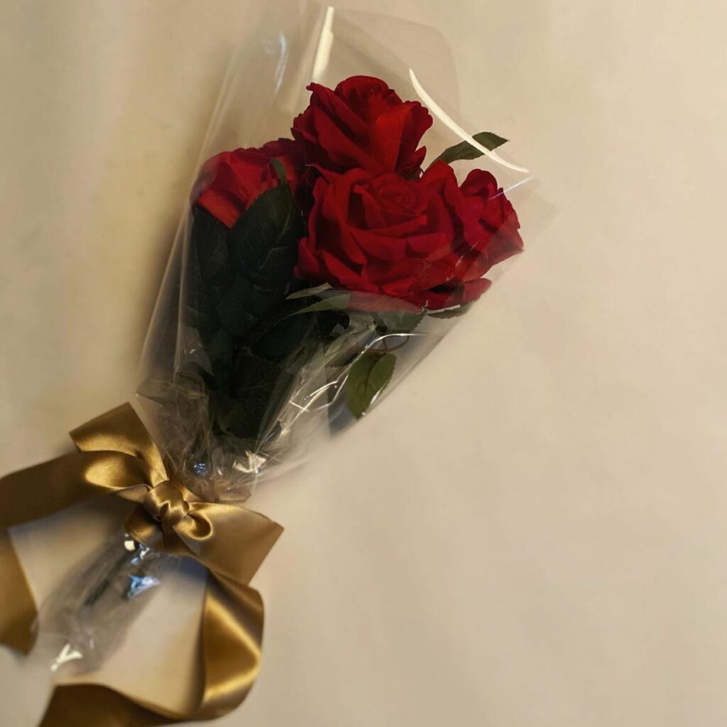 本日発売、Oggi6月号の中間淳太さん連載『中間地点。』のテーマ数字は「430」。写真は撮影に使ったバラの花束です!
準備段階から中間さんとかなり打ち合わせて 本日発売、Oggi6月号の中間淳太さん連載『中間地点。』のテーマ数字は「430」。写真は撮影に使ったバラの花束です!
準備段階から中間さんとかなり打ち合わせて