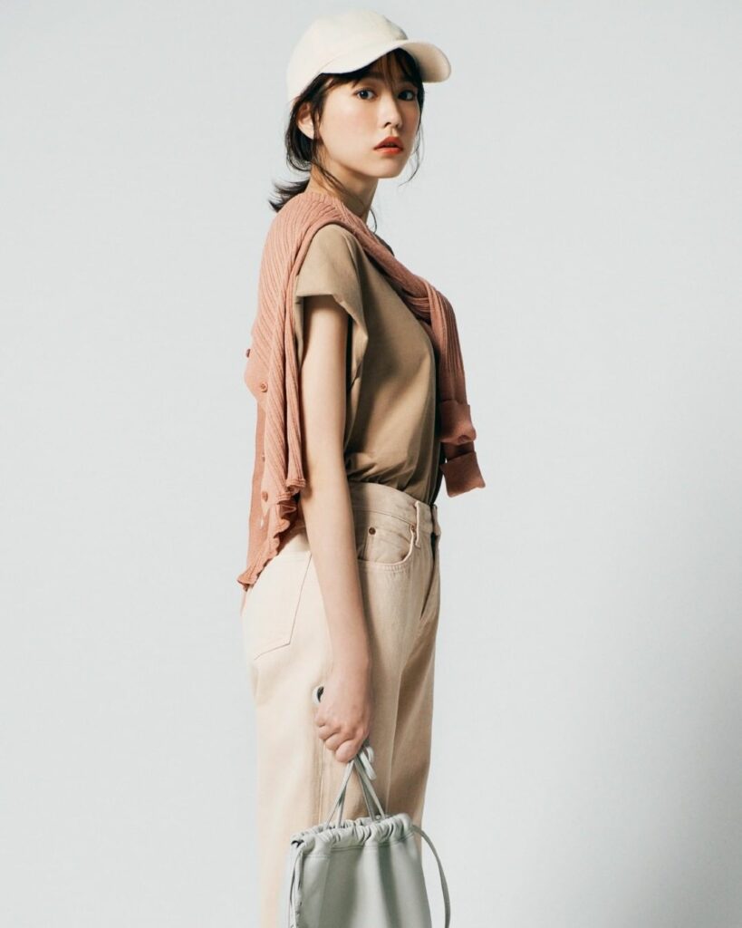 4月29日（木）
春らしいピンクも、信頼感のあるベージュとなら大人も難なく取り入れられる。少し赤みのあるベージュのＴシャツと、なじみのいいまろやかなピンクを合わ