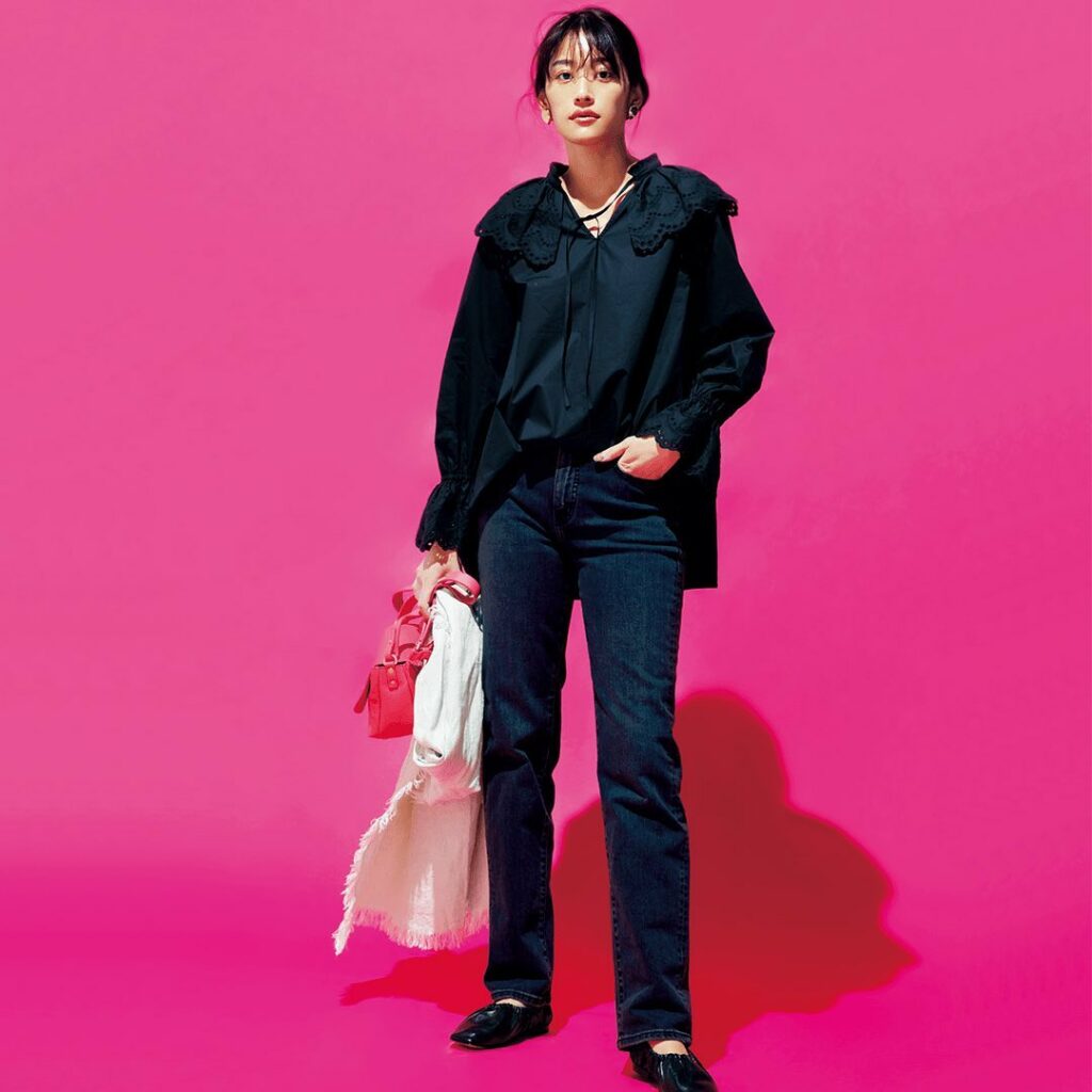 4月27日(火)、
「フルレングス×ストレートシルエット」で
脚長効果抜群のユニクロデニムは、
旬の襟つきブラウスを合わせてエレガントな装いに。 4月27日(火)、
「フルレングス×ストレートシルエット」で
脚長効果抜群のユニクロデニムは、
旬の襟つきブラウスを合わせてエレガントな装いに。