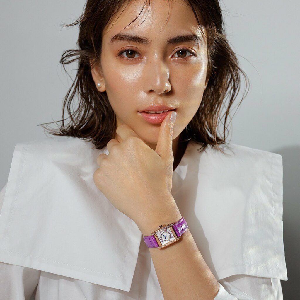 登場するたびに話題になる“フレデリック・コンスタント”の名品時計「クラシック カレ レディース」に、日本限定の新色ラベンダーが登場します
今回、Oggi.jpで