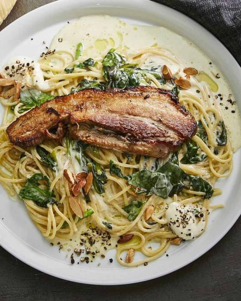 【#パスタレシピ 】チーズたっぷりの“アルフレッド”は、アメリカ版カルボナーラ香ばしく焼き上げた豚バラ肉のローストは、ナイフがいらないやわらかさトッピングのア 【#パスタレシピ 】チーズたっぷりの“アルフレッド”は、アメリカ版カルボナーラ香ばしく焼き上げた豚バラ肉のローストは、ナイフがいらないやわらかさトッピングのア