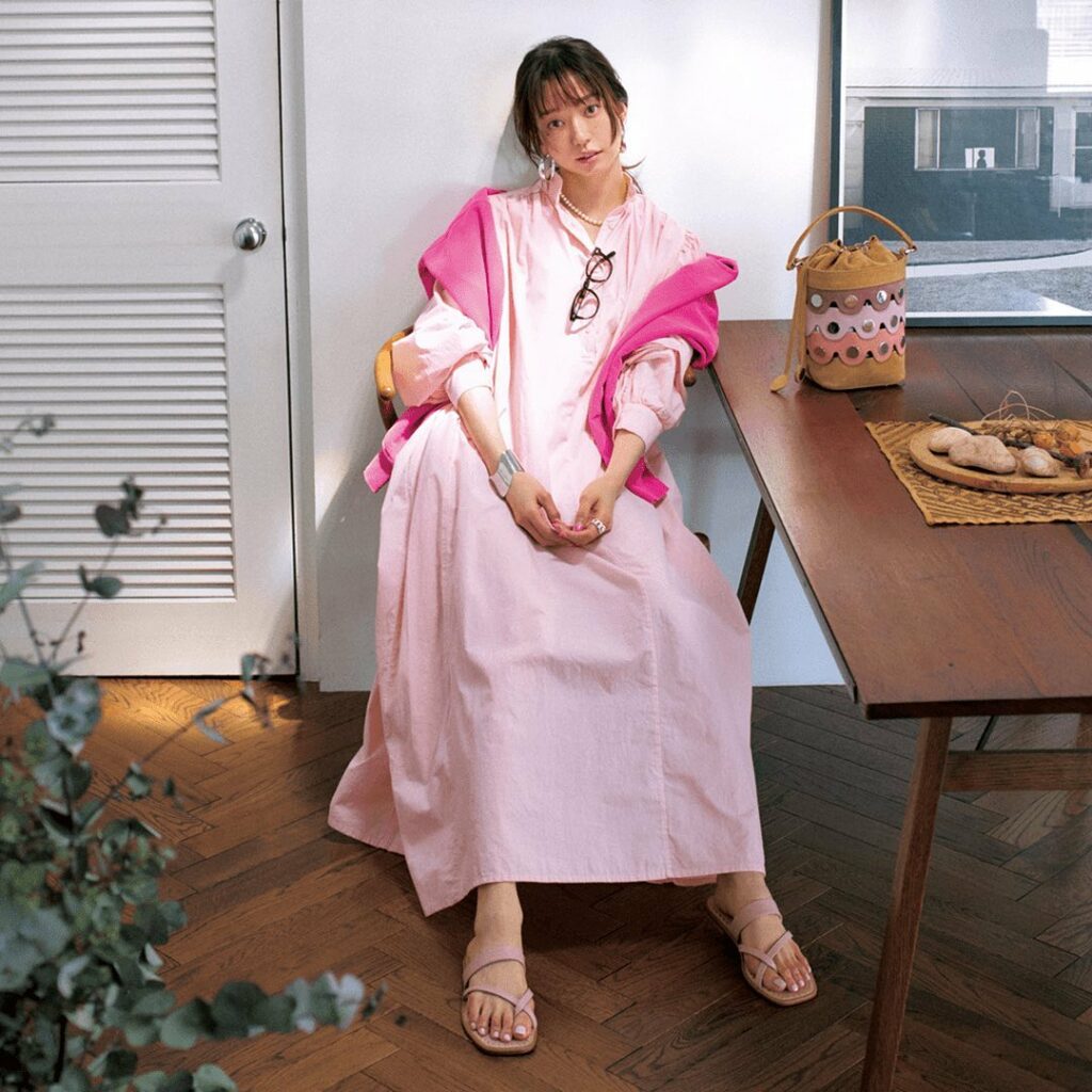 5月3日(月)、⁠⁠
春のムードを盛り上げるピンクは、⁠⁠
ハリのある「シャツワンピ」で取り入れるのが正解。⁠⁠
甘すぎず、大人っぽく仕上がります。⁠⁠
⁠⁠