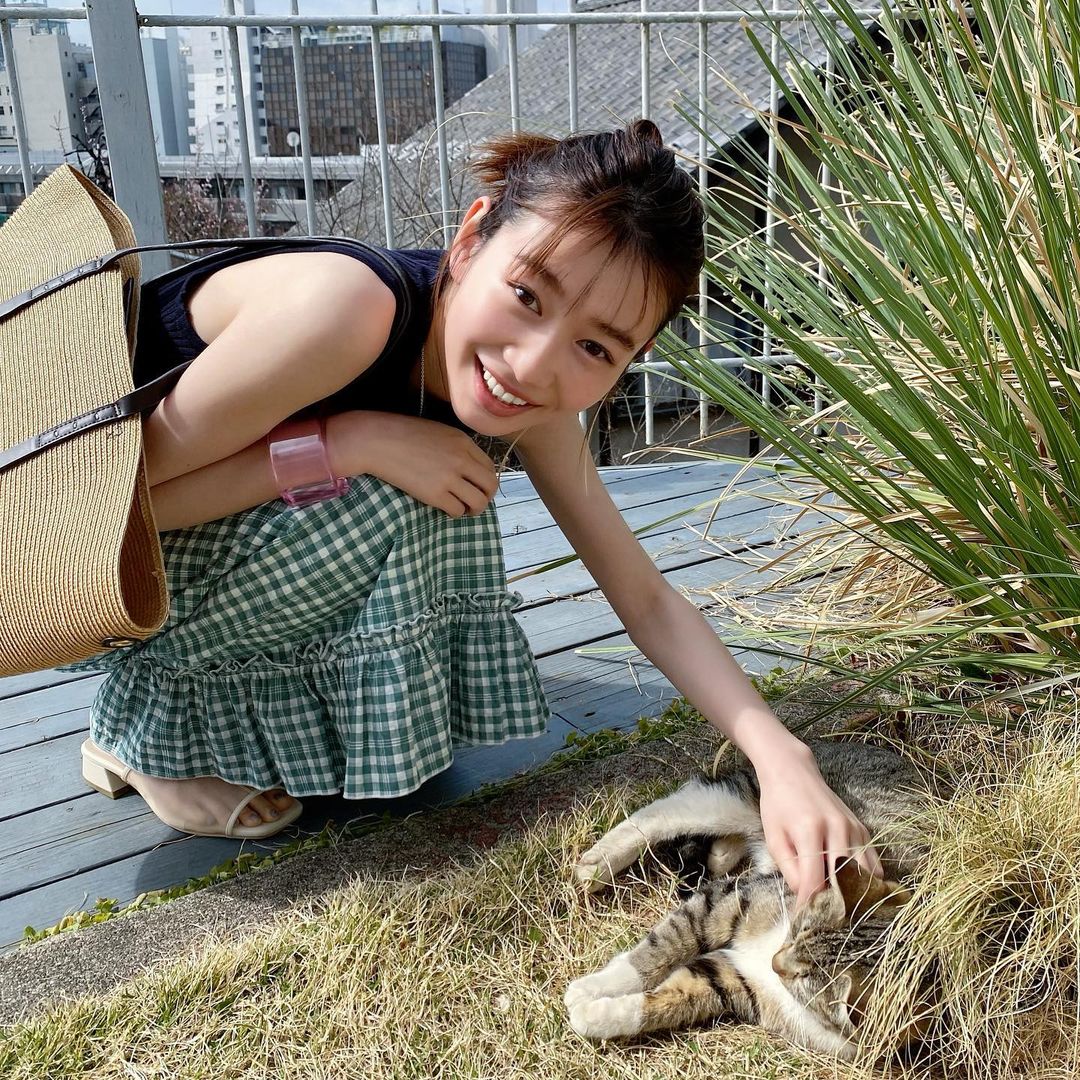 発売中のノンノ6月号 持ってたほうがおしゃれな大容量トート より 笑顔が眩しい岡本夏美さんのオフショットをお届けです 可愛い猫ちゃんとたわむれている 可愛 Magmoe 発売中のノンノ6月号 持ってたほうがおしゃれな大容量トート より 笑顔が眩しい岡本夏美さんのオフショットをお届けです 可愛い猫ちゃんとたわむれている 可愛 Magmoe