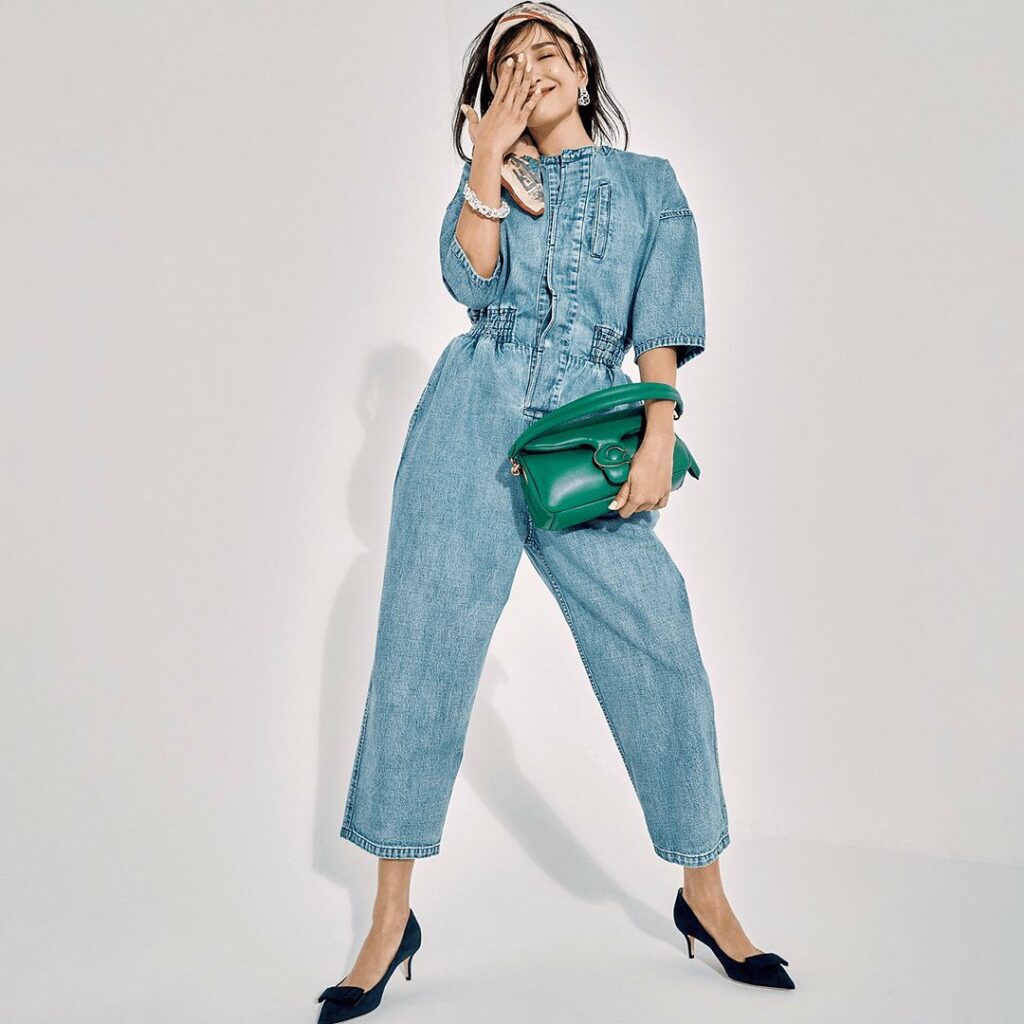 5月2日(日)、⁠⁠
リラックスコーデの定番「オールインワン」は、⁠⁠
デニム素材で今年っぽく。⁠⁠
⁠⁠
ちょっぴりレトロな雰囲気が、⁠⁠
オシャレ度をグッと