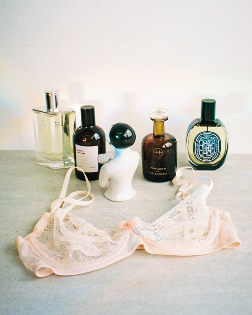 【キャラに反する香りで、新しい自分を知る。】⠀
クールな女性から漂う色気。たおやかな女性から感じる芯の強さ。人はそんなパラドックスにこそ惹かれるもの。フェミニン 【キャラに反する香りで、新しい自分を知る。】⠀
クールな女性から漂う色気。たおやかな女性から感じる芯の強さ。人はそんなパラドックスにこそ惹かれるもの。フェミニン