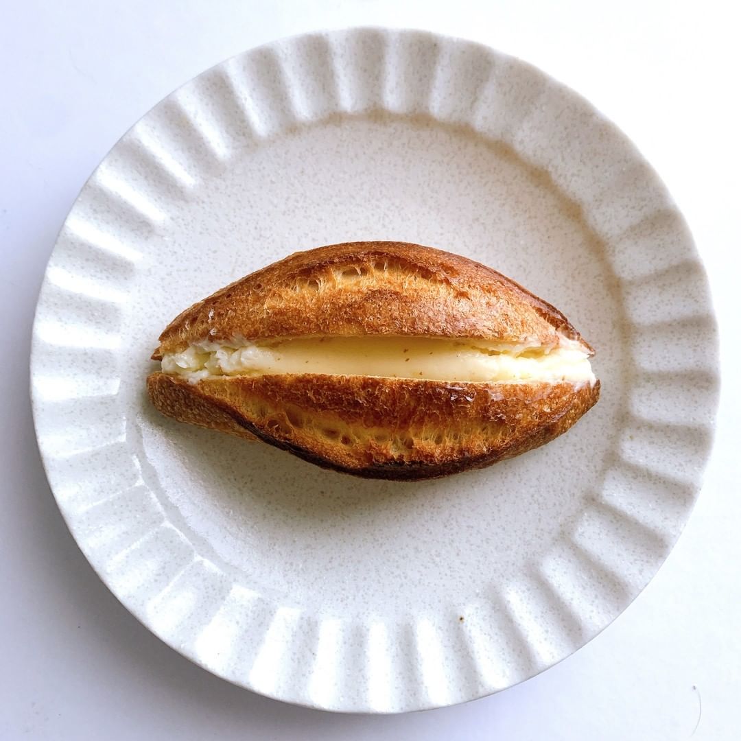 駒場東大前 にあるル ルソールの ミルクフランス です 北海道産の練乳と低水分バターで作ったクリームが絶品 めちゃくちゃ濃厚でミルキーなのに ふわふわで軽い Magmoe