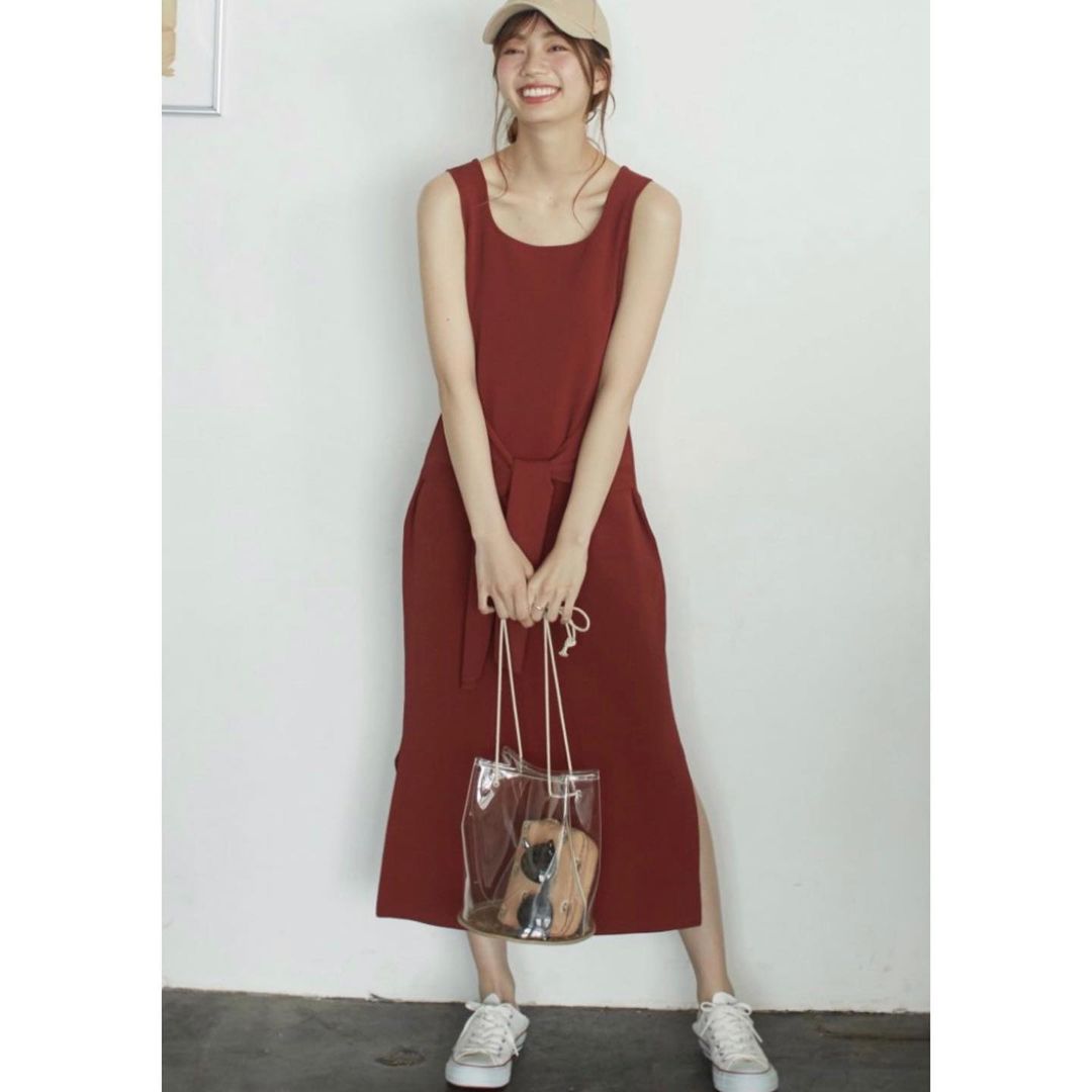 ちょっとそこまでにも使えるコンバースコーデ5選 カラーワンピには何にでも合う白コンを カジュアル服も黒コンでハンサムに仕上げる サステナガール必見の Magmoe ちょっとそこまでにも使えるコンバースコーデ5選 カラーワンピには何にでも合う白コンを カジュアル服も黒コンでハンサムに仕上げる サステナガール必見の Magmoe
