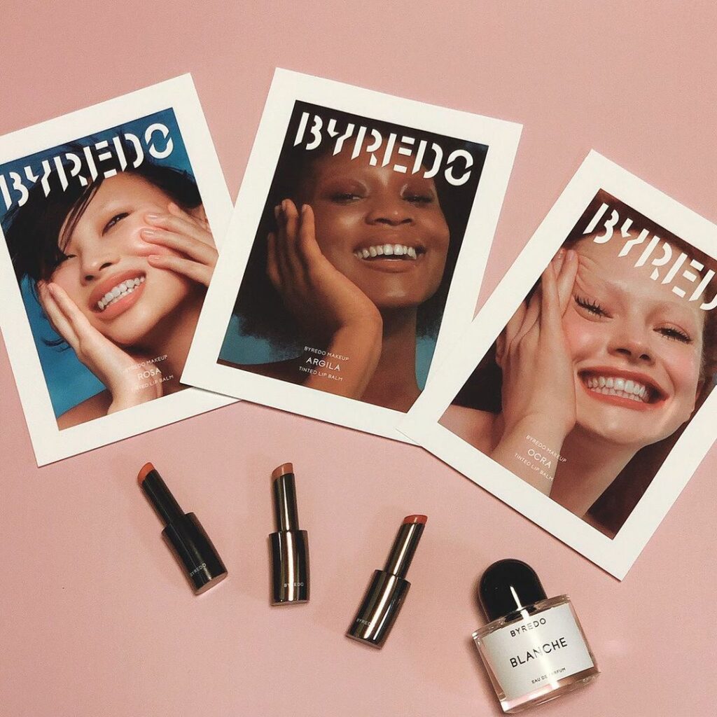 【本日発売】
香水でお馴染みのBYREDOから新しいリップが発売されました
天然成分100%のヴィーガン処方で保湿力も◎
スルスル塗れるのですが、仕上がりはセミ