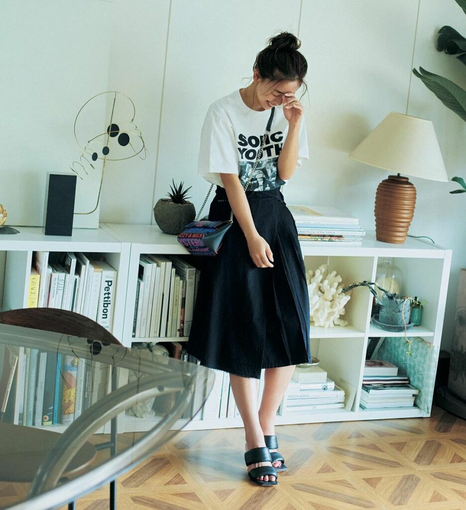 これからの薄着の季節、なんだか物足りない時は「ロゴT」を上手く使うことでオシャレ見えが叶いますハードルが高いと感じる人はモノトーンでコーデを整えるように意識する