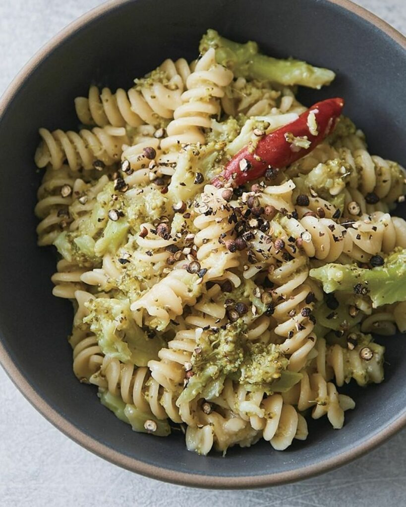 【#パスタレシピ 】パスタを茹でて、ブロッコリやアンチョビなど具材と和えるまですべての工程をひとつの鍋で作りきれる“ラクつく”パスタレシピラフに砕いた黒こしょ 【#パスタレシピ 】パスタを茹でて、ブロッコリやアンチョビなど具材と和えるまですべての工程をひとつの鍋で作りきれる“ラクつく”パスタレシピラフに砕いた黒こしょ