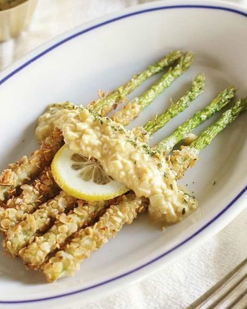 【#アスパラガスレシピ 】パン粉代わりにオートミールを使用。栄養価が高まることはもちろん、ハード感のある楽しい口当たりで一度食べたら止まらない！ ヨーグルトベー