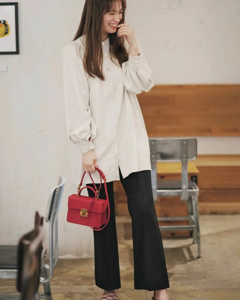 5月13日、今日の東京は曇り時々雨。最高気温18度、最低気温15度の予報です（気象庁調べ・17時発表）。
連日より気温が下がり、肌寒く感じそうな今日のコーデは、