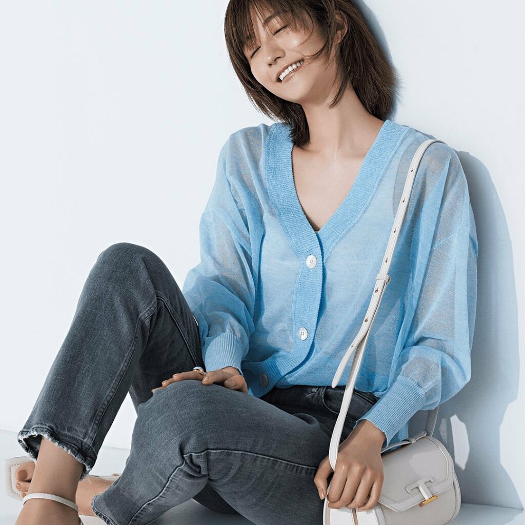 5月14日(金)、⁠⁠
大人カジュアルの定番アイテム「グレーデニム」は、⁠⁠
シアーカーディガンを合わせてアップデート。⁠⁠
⁠⁠
デニムの色落ち感としっくりマ