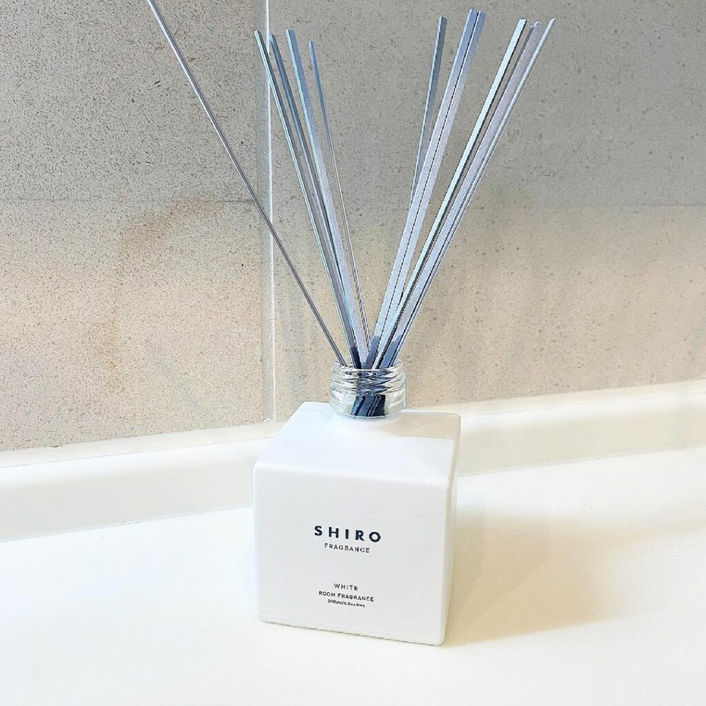 SHIROからオンライン限定フレグランス「ホワイト」が登場！
「ホワイト」という名前の通り、纏った瞬間から涼しげな透明感を感じられ、ミドルノートにはホワイトリリ