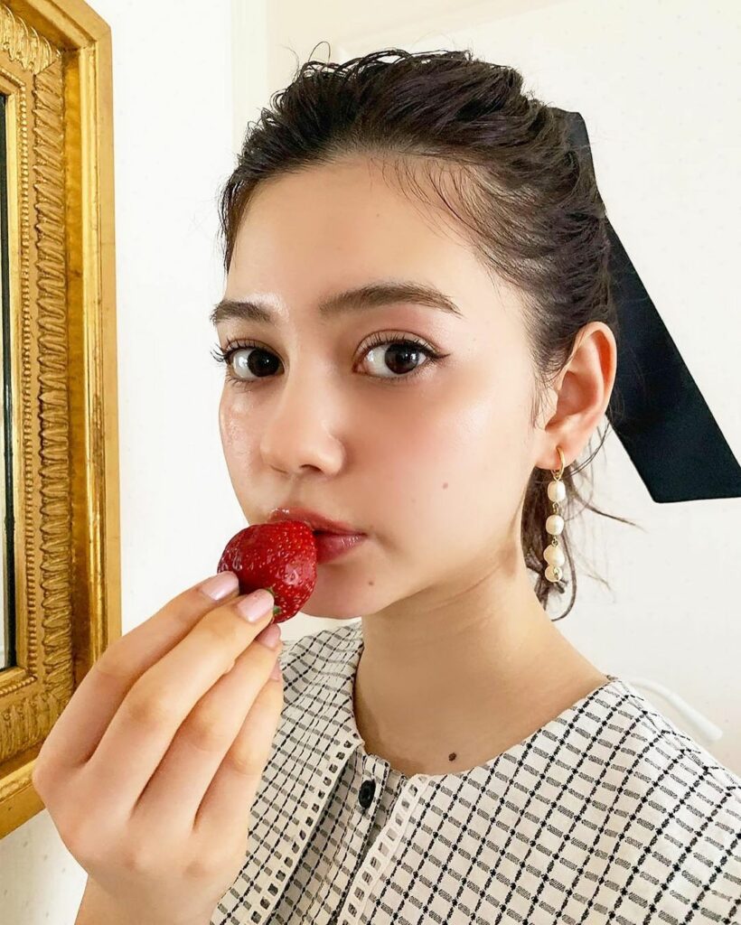 ViVi6月号
「ニコルsummer vs エリカsummer」企画から
おパリな愛花のオフショットをお届け
この夏のおパリさんは、
さらに大人っぽなスタイル ViVi6月号
「ニコルsummer vs エリカsummer」企画から
おパリな愛花のオフショットをお届け
この夏のおパリさんは、
さらに大人っぽなスタイル