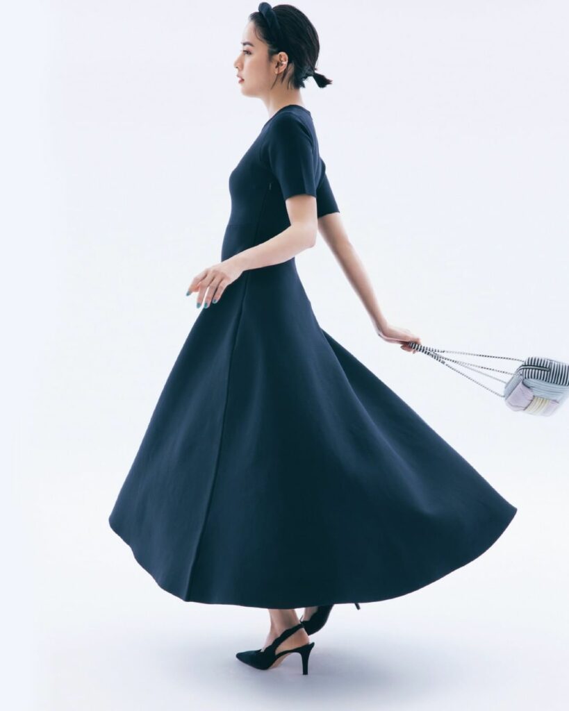 5月17日（月）
胸下すぐに切り替えがあり、脚長効果が抜群。おまけにハリ感のあるニット素材で、肉感を拾いにくいのも嬉しい。シルエットの美しさで魅せるワンピースは