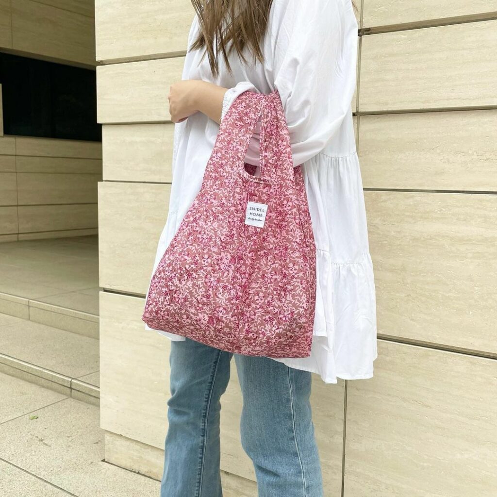 sweet6月号の本誌付録はもうゲットした？？

マチ付きでちょっとした買い出しにぴったりな、
花柄エコバッグを編集部員も愛用中

本誌付録は、写真の花柄エコバ