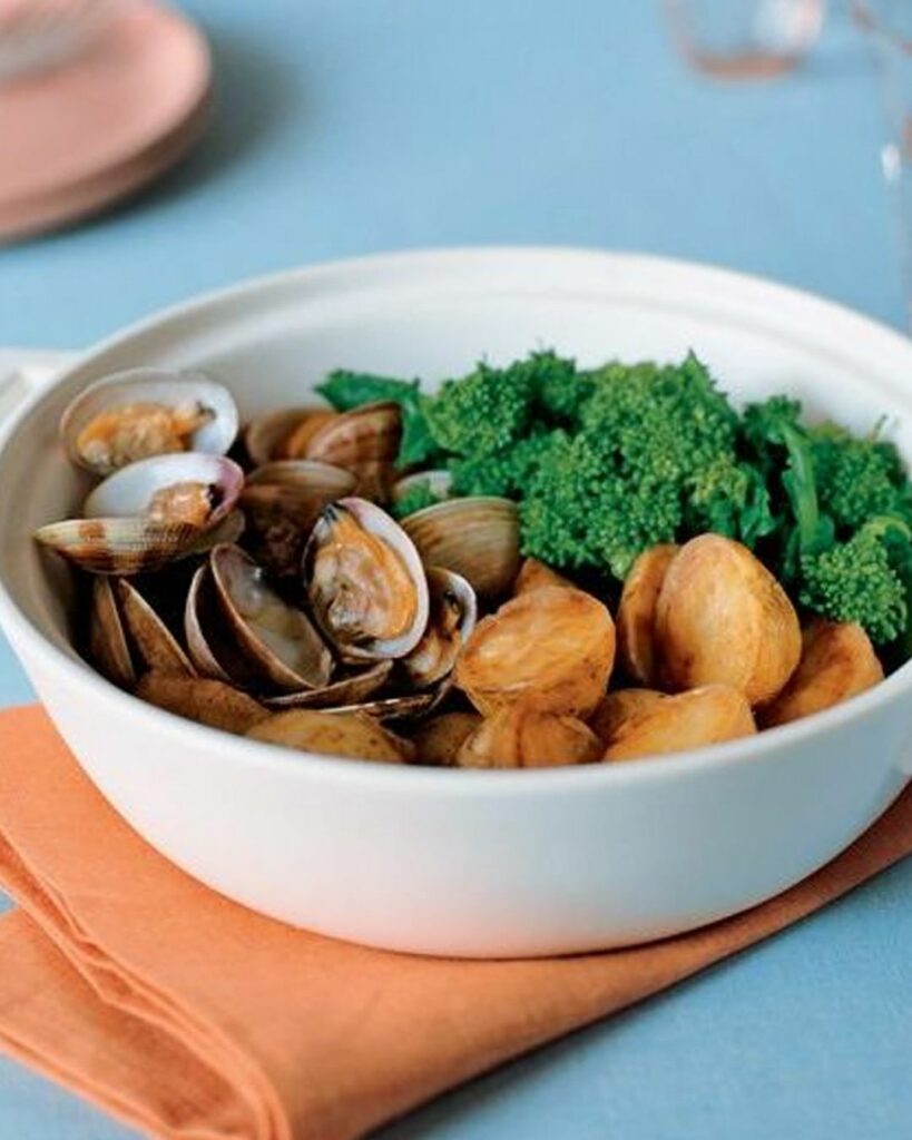【#新じゃがレシピ 】春の食材をふんだんに使った、若い香りが心地よい一品。新じゃがいもは、油で揚げ焼きすることで煮くずれを防ぐとともに、風味が際立つ。体に負担を 【#新じゃがレシピ 】春の食材をふんだんに使った、若い香りが心地よい一品。新じゃがいもは、油で揚げ焼きすることで煮くずれを防ぐとともに、風味が際立つ。体に負担を