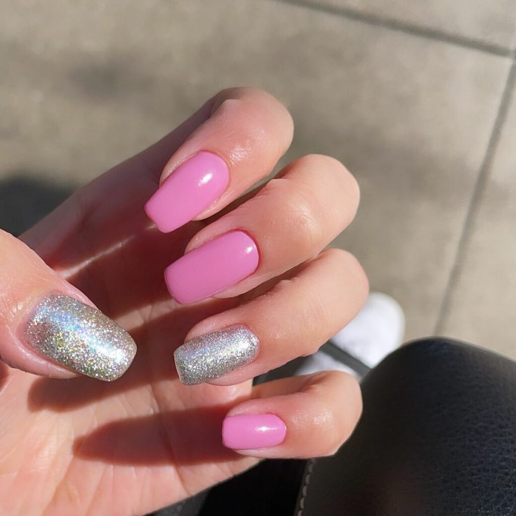 梅雨の季節こそ、ピンクカラーのネイルで気分を上げない？今季のトレンドカラーは、青みのあるバブルガムピンクシルバーのグリッターとも相性抜群

 photo by