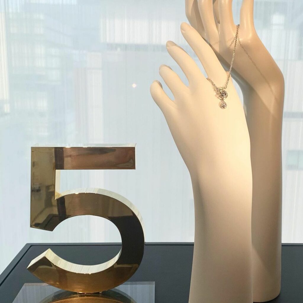 シャネルの名品フレグランス「№5」100周年を記念し、ジュエリーが誕生ゴールドとダイヤモンドの輝きがまぶしく、そしてゴージャスアイコニックなフレグランスのタイム シャネルの名品フレグランス「№5」100周年を記念し、ジュエリーが誕生ゴールドとダイヤモンドの輝きがまぶしく、そしてゴージャスアイコニックなフレグランスのタイム