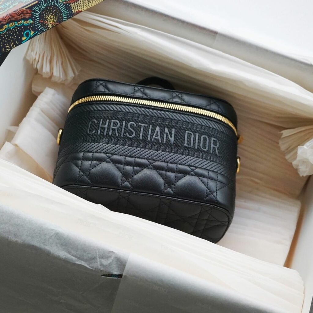 携帯のカメラの性能も素晴らしいけれど、取材で望遠や接写レンズが必要なときも多々あります。私は #SONY の #デジタル一眼 を愛用していますが、カメラバッグと