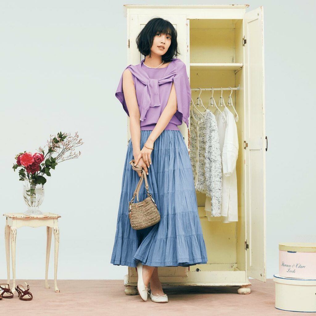 5月28日(金)、⁠⁠
ドラマティックなくすみブルーの⁠⁠
「ティアードスカート」に、⁠⁠
ラベンダーのアンサンブルニットを思い切ってON。⁠⁠
⁠⁠
実は寒色