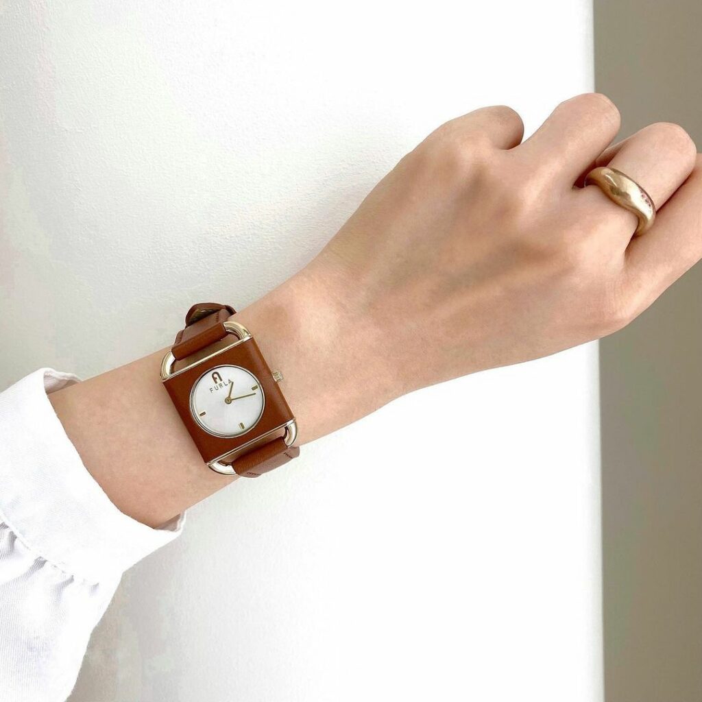 【爽やかコーデに最適ウォッチ】
イタリアのブランド、フルラの新作ウォッチ、『FURLA ARCO SQUARE（フルラ アルコ スクエア）』。

アーチロゴをあ