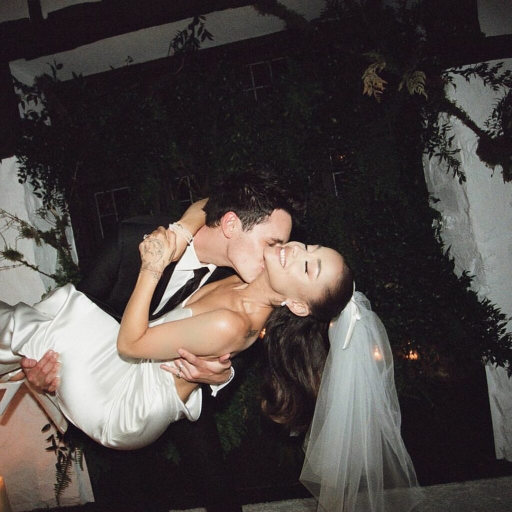 アリアナ・グランデが結婚式の様子を公開

先日不動産エージェントのダルトン・ゴメスとの結婚を発表したアリアナ・グランデ カリフォルニアのモンテシートにあるアリア