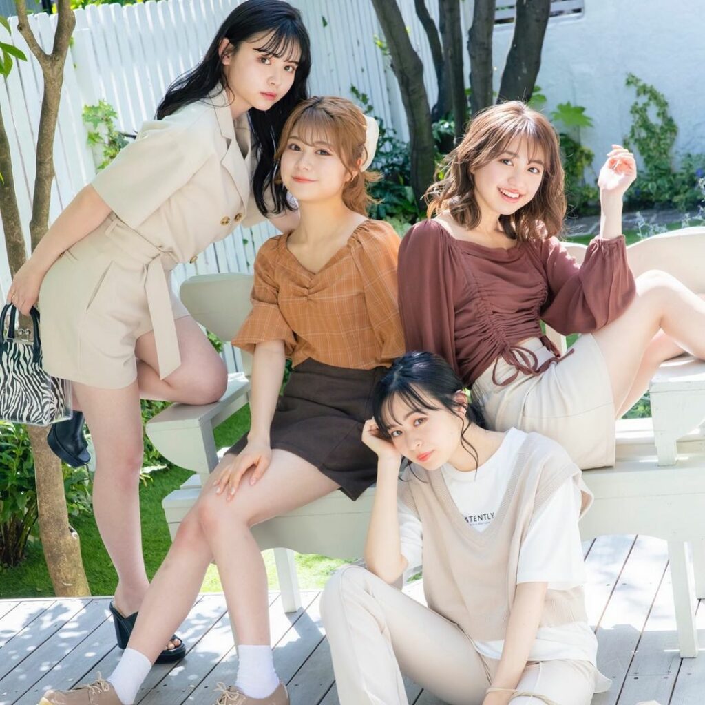 明日は待ちに待ったPopteen7月号の発売日

コーデやメイク＆ヘアアレなどなど、盛りだくさんの内容になってるよ

お楽しみに〜

#Popteen#POPモ