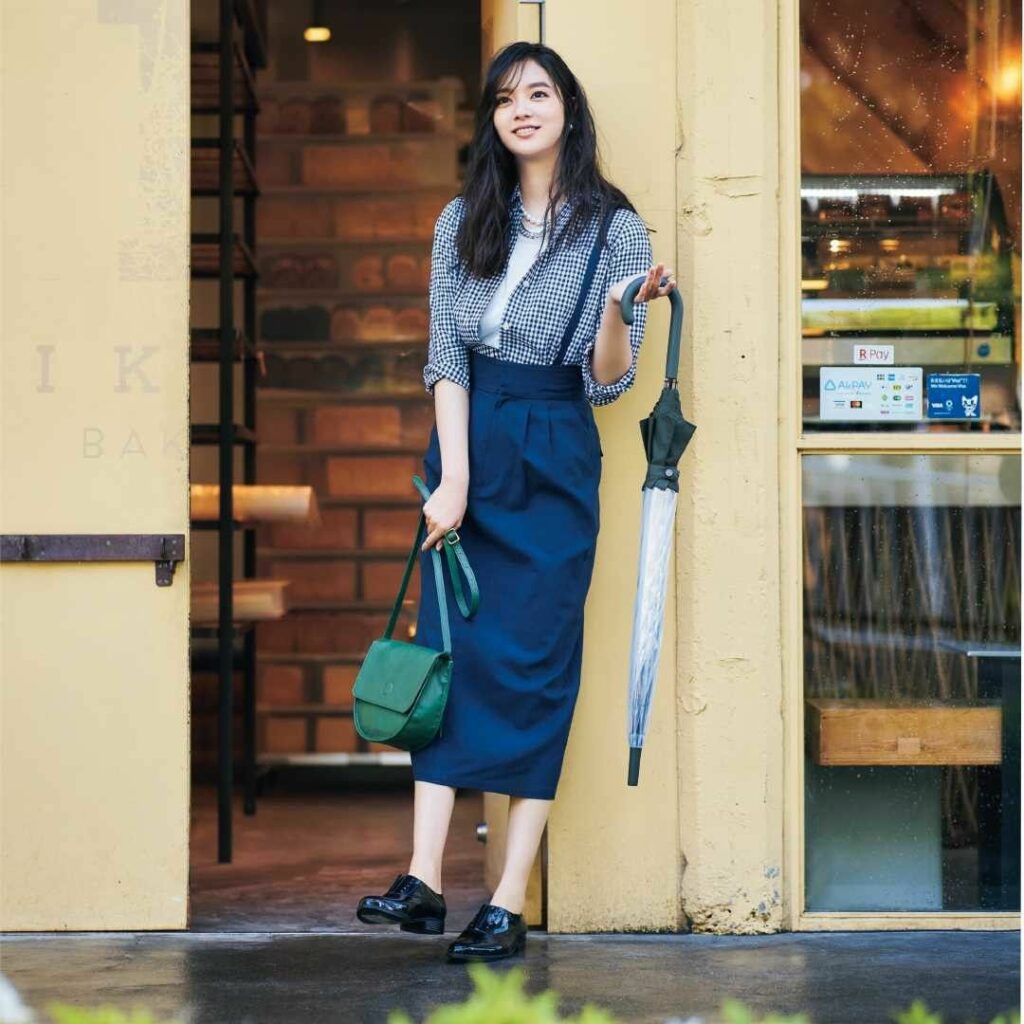 6月14日（月）
速乾、UVカットと多機能ギンガムチェックシャツに、清涼感のある麻混素材のタイトスカート。梅雨時期も快適に乗り切れるアイテムを組み合わせればどん