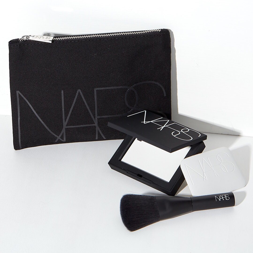 夏に向けて崩れにくいベースメイクを 【NARS】のアイコニックなパウダーと特製サイズのブラシ&amp;ポーチがついてくる限定セットが登場！ どんな