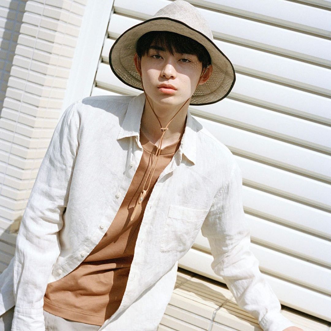 6月になって暖かくなってきたけど Tシャツ１枚じゃまだ寒い そんな春から夏に向かう季節は シャツ がおすすめ このユニクロのリネンシャツは 生地にやや光沢が Magmoe
