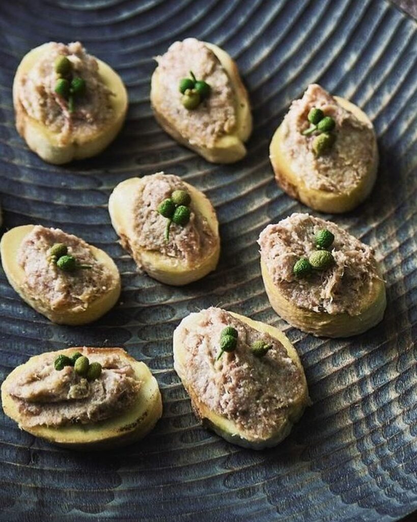 【#実山椒レシピ 】麩をバケット代わりに使ったヘルシーつまみ。軽くトーストし、その上に、リエットと実山椒の塩漬けをオン！サクサク食感と和洋折衷の競演が楽しい