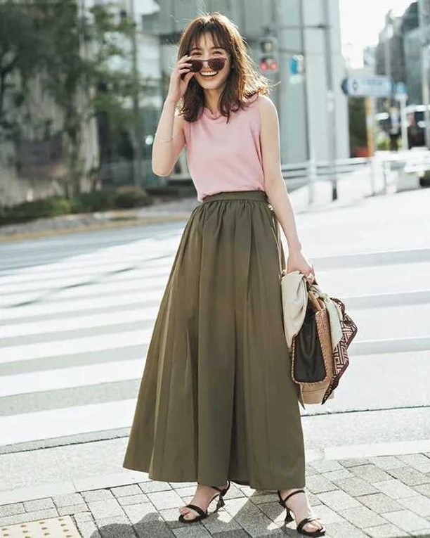 6月4日、今日の東京は雨。最高気温23度、最低気温19度の予報です（気象庁調・17時発表）。
過ごしやすい気温が続くものの、雨降り予報の今日のコーデは、 ボリュ