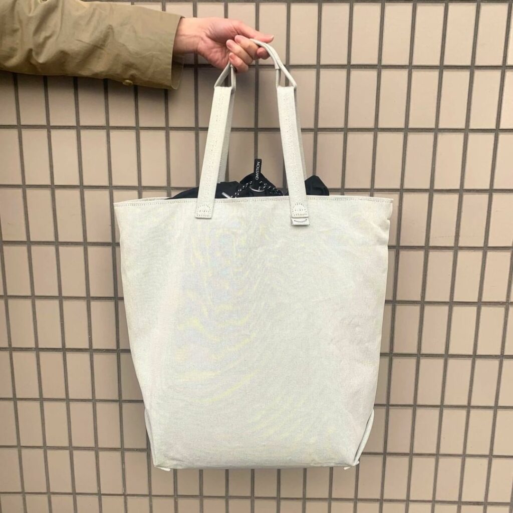 ベーシックなトートバッグ、と見せかけて、バックパックにもなる優れもの。バナナから作られた耐久性のあるサステイナブルな素材というのも魅力的です。軽量ながら収納力は