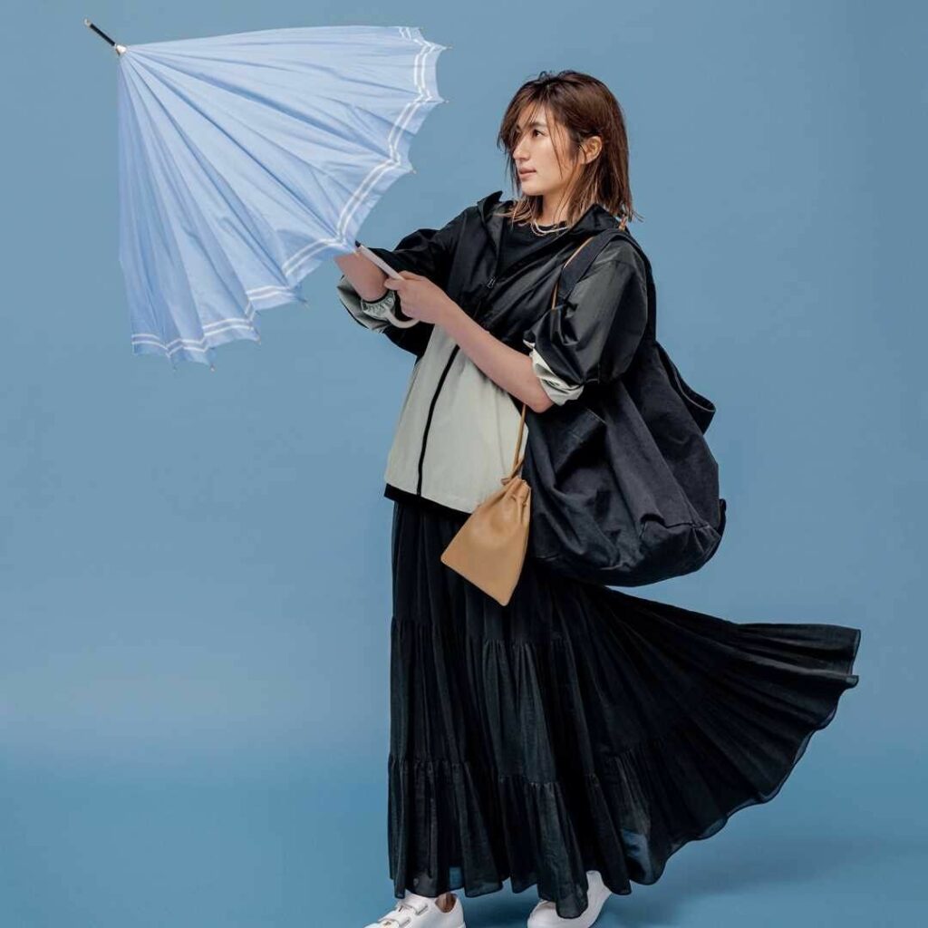 6/8【今日のコーデ】
\雨の日コーデ/
【小洒落たバイカラーが全身黒の日のアクセントに!】
撥水&通気性のよい軽量マウンテンパーカーは、ボックスシルエットとシ 6/8【今日のコーデ】
\雨の日コーデ/
【小洒落たバイカラーが全身黒の日のアクセントに!】
撥水&通気性のよい軽量マウンテンパーカーは、ボックスシルエットとシ