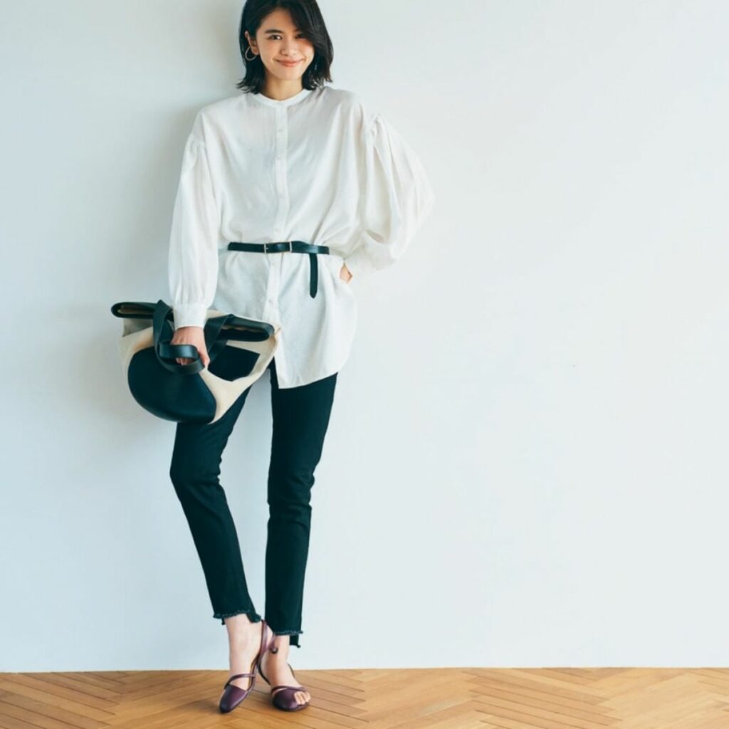 6月8日（火）
ゆるシャツとデニムの定番コンビは、ウエストをキュッとしぼってメリハリのあるシルエットにチェンジすると新鮮。上半身にほどよい量感が出るからボトムは