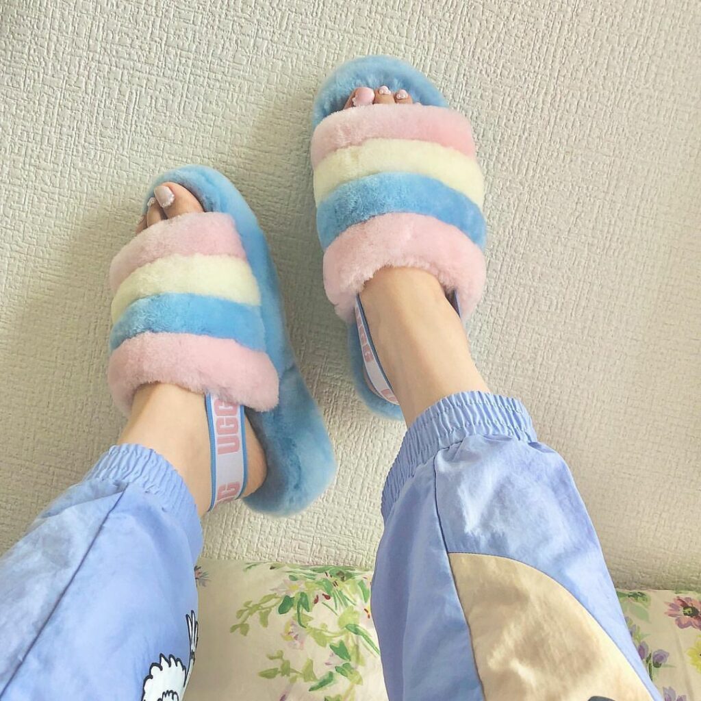 今年の夏に向けてサンダルはゲットした？昨年から人気のトングサンダルやストラッピーサンダルに加えて、注目したいのがふわもこサンダルトレンドのジョガーパンツに合わせ