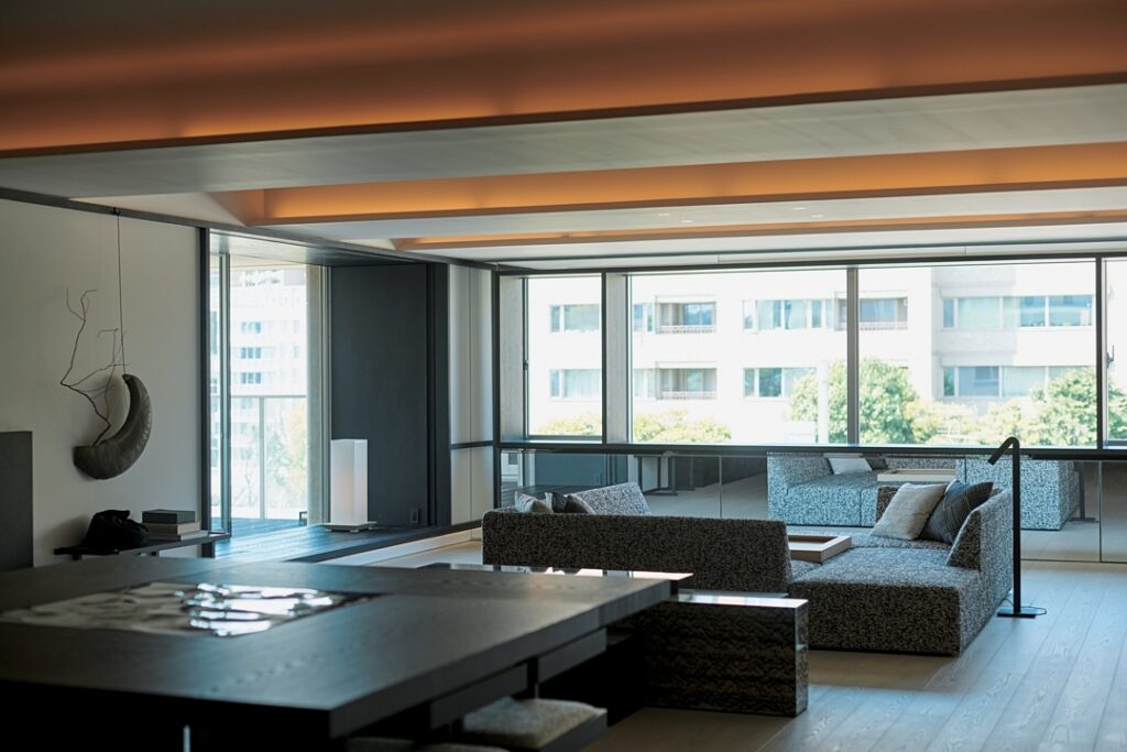 キュリオシティのグエナエル・ニコラさんが手がけたのは、アートのエネルギーが溢れるコンセプトルーム。
ラグジュアリーレジデンス「オパス有栖川」の1邸がどのように生