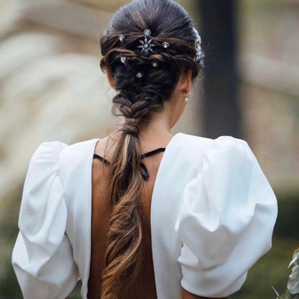 花嫁ヘアトレンド ロングヘア花嫁に人気の「編みおろし」。こちらの花嫁は編みおろしをピンで飾って、フロントにはカチューシャをON。どこから見てもパーフェクトなアレ