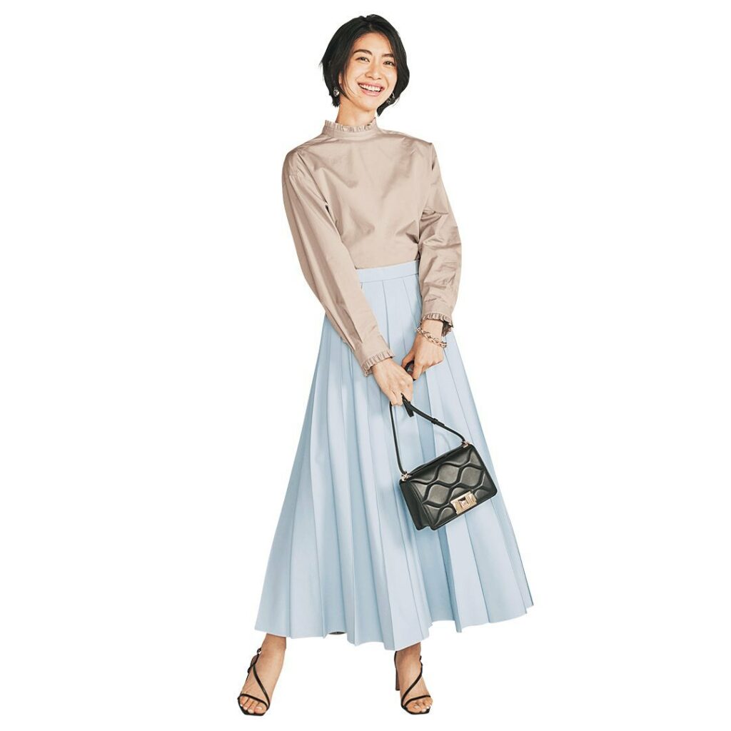 6月16日(水)、⁠⁠
雨の日に長め丈スカートを着るなら、⁠⁠
ヒールのストラップサンダルを履いて⁠⁠
足元をすっきりとさせて。⁠⁠
⁠⁠
爽やかなアイスブルー